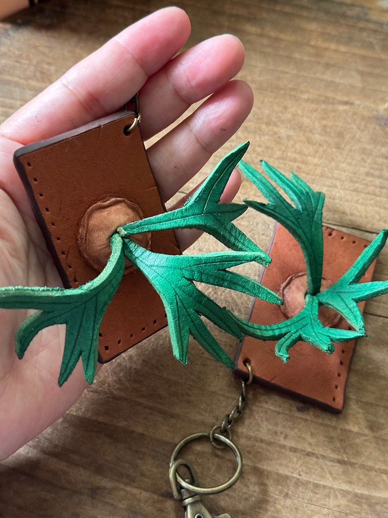 Cute Mini Healing Staghorn Fern Pure Leather Keyring-Engraving (customized lover, birthday gift) - ที่ห้อยกุญแจ - หนังแท้ สีเขียว