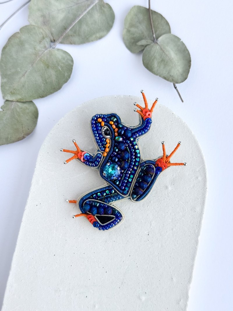 Embroidered seed beads frog brooch - 胸針 - 其他材質 藍色
