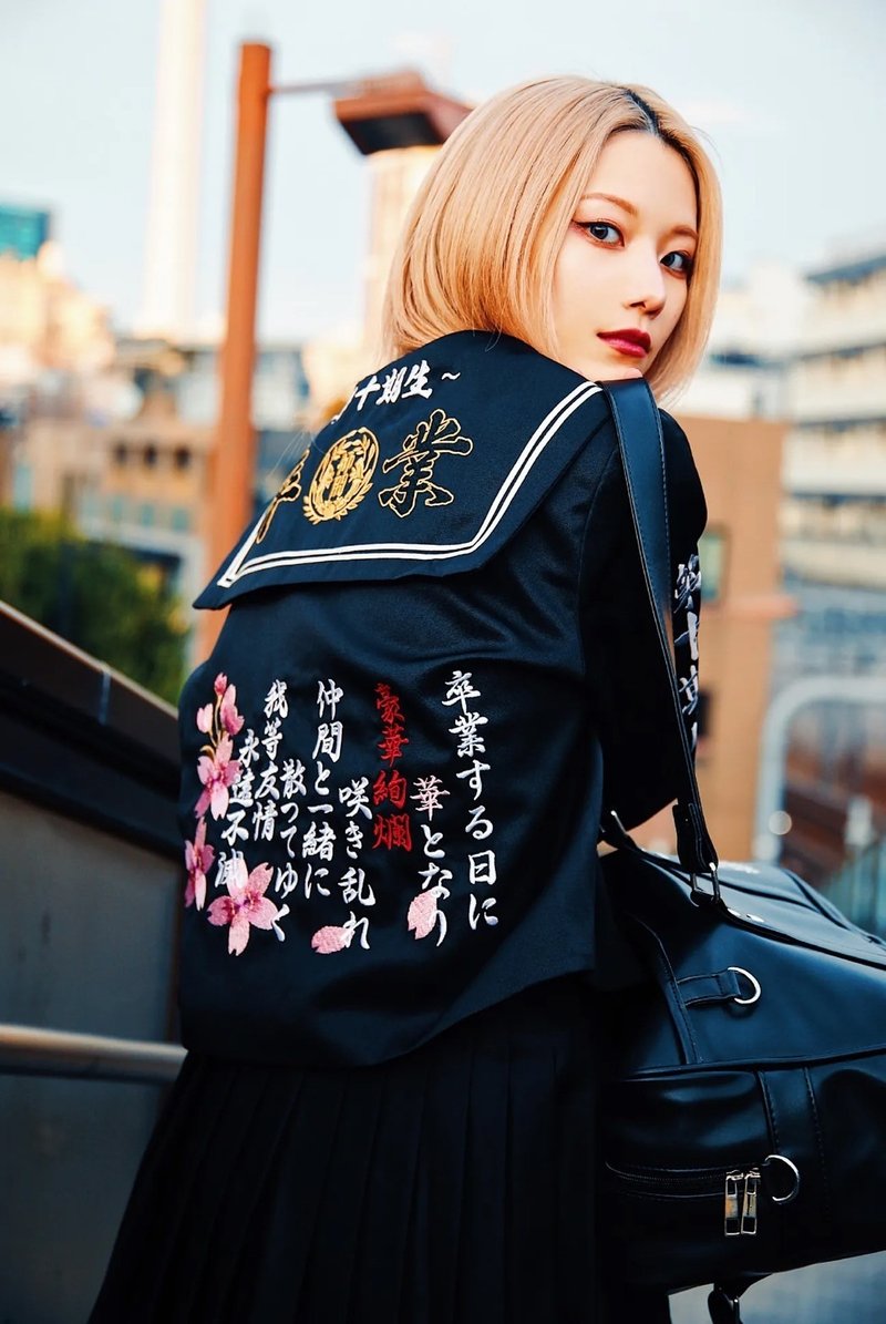 【10周年】卒業 刺繡女學生上衣 - 女上衣/長袖上衣 - 棉．麻 黑色