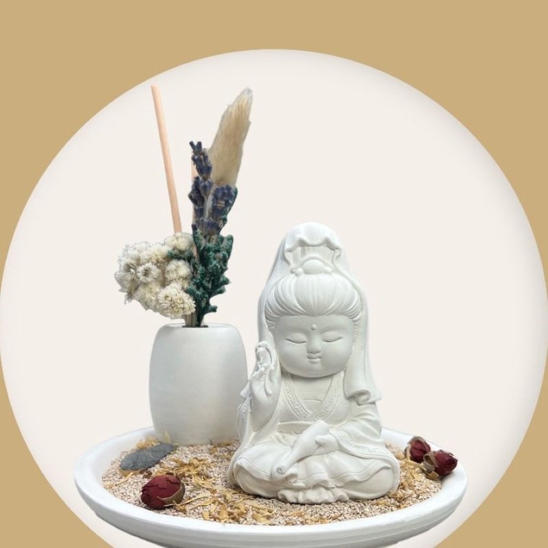 禪風設計 淨念吉祥小佛之寶瓶觀音 永生花圓盤組合 藝術香氛擴香 - 香氛/精油/擴香 - 水泥 白色