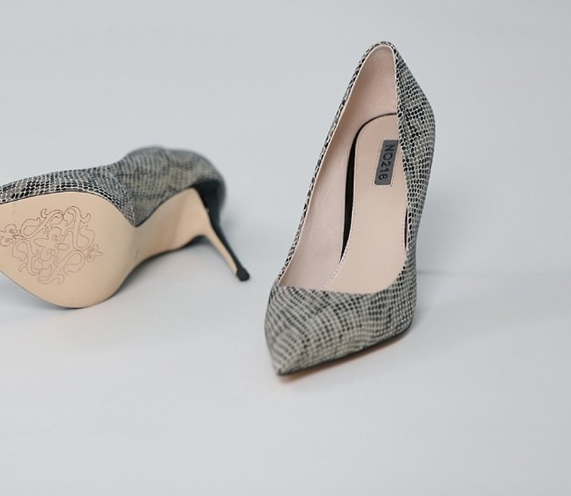 Elegant fine with minimalist leather pointed high heels embossed brown - รองเท้าส้นสูง - หนังแท้ สีนำ้ตาล