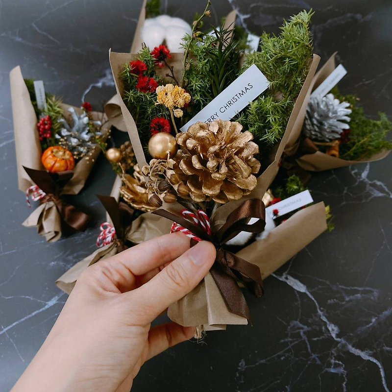 Christmas small bouquet exchange gift mini flower pot cedar bouquet fragrance with light string - น้ำหอม - วัสดุอื่นๆ หลากหลายสี