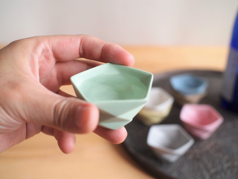origami sakecup lime - แก้วไวน์ - ดินเผา สีเขียว