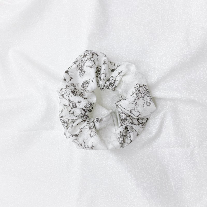 Handmade Original Print Classic Scrunchie - Harbour Mist - เครื่องประดับผม - ผ้าฝ้าย/ผ้าลินิน สีเทา