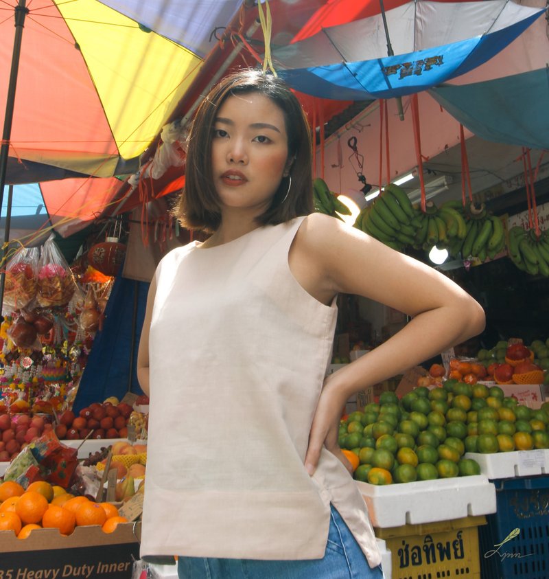 Sleeveless shirt round neck style with natural color - 女上衣/長袖上衣 - 棉．麻 白色