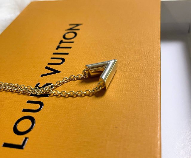 LOUIS VUITTON Essential V Logo Chain Necklace Gold Italy w/Box