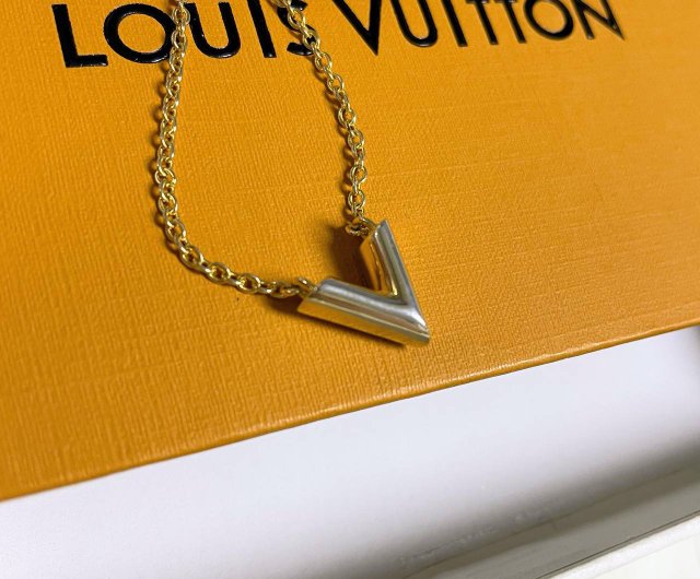 Louis Vuitton Essential V Sautoir Necklace