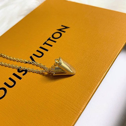 Louis Vuitton Essential V Necklace (SHG-5PiHjF) – LuxeDH