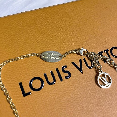 Louis Vuitton Essential V Necklace Reviews