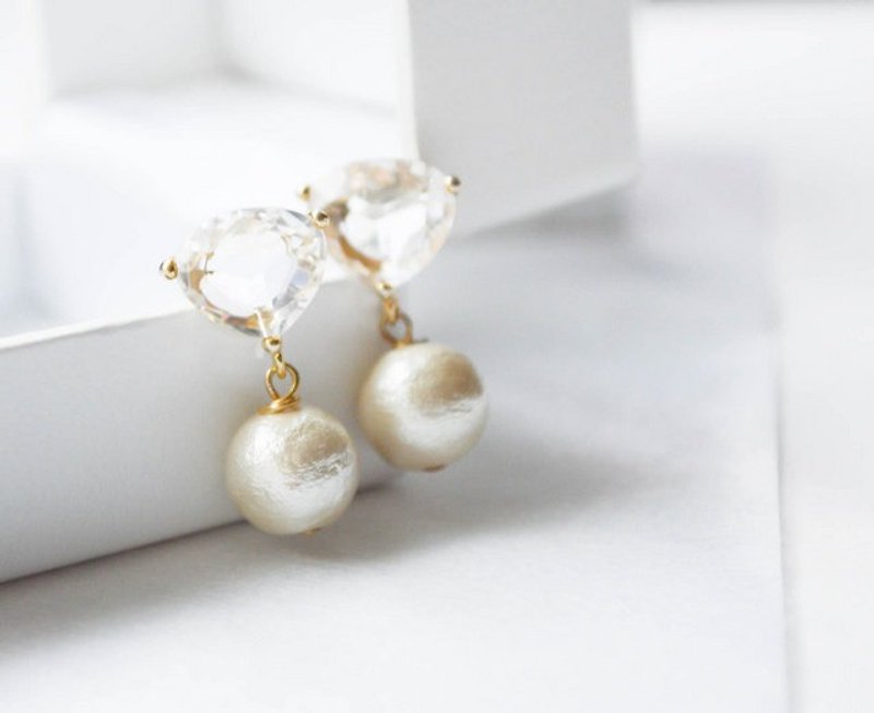 Pierces / Clear Faceted Pearl Pierce cute Mimi环 Chintama ornament - Earrings & Clip-ons - Glass Gold