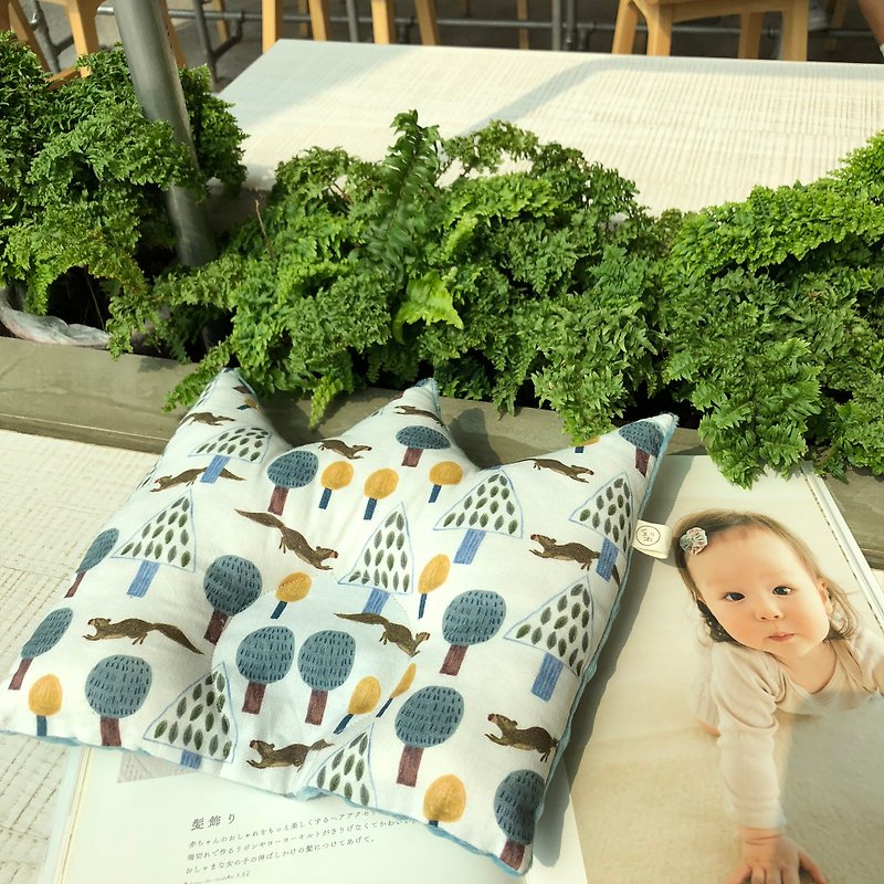 Small squirrel natural organic cotton handmade baby crown shaped pillow in the forest - ผ้าปูที่นอน - ผ้าฝ้าย/ผ้าลินิน 