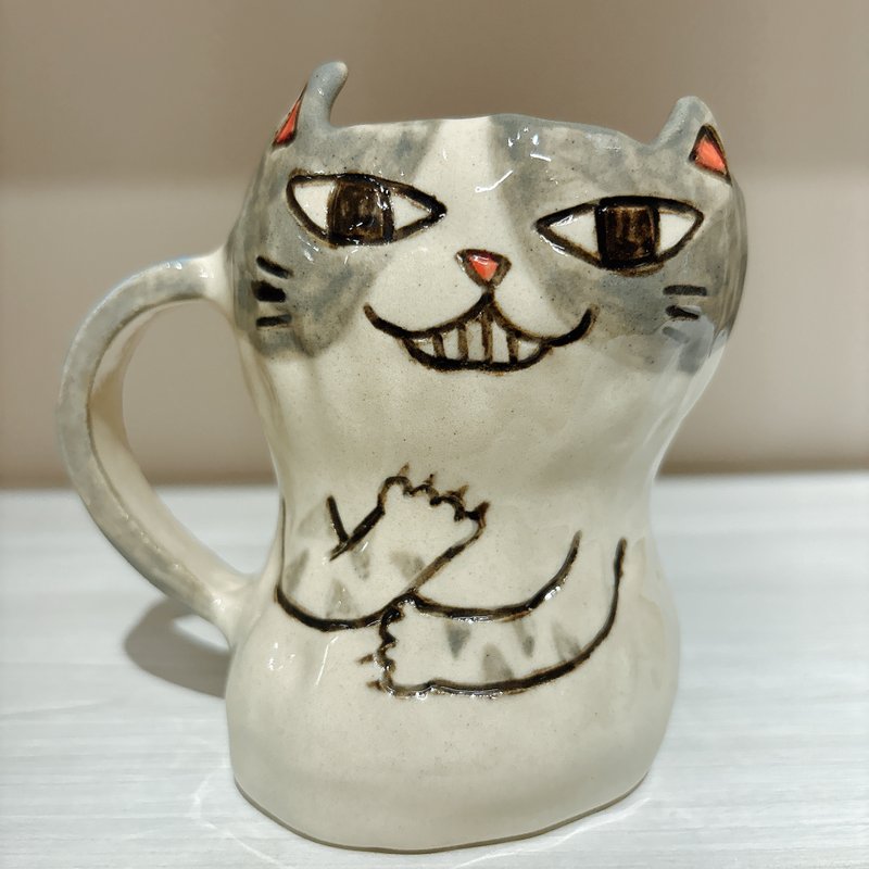 The cat who needs to be taken care of holds a pottery cup in his hand - แก้วมัค/แก้วกาแฟ - ดินเผา 