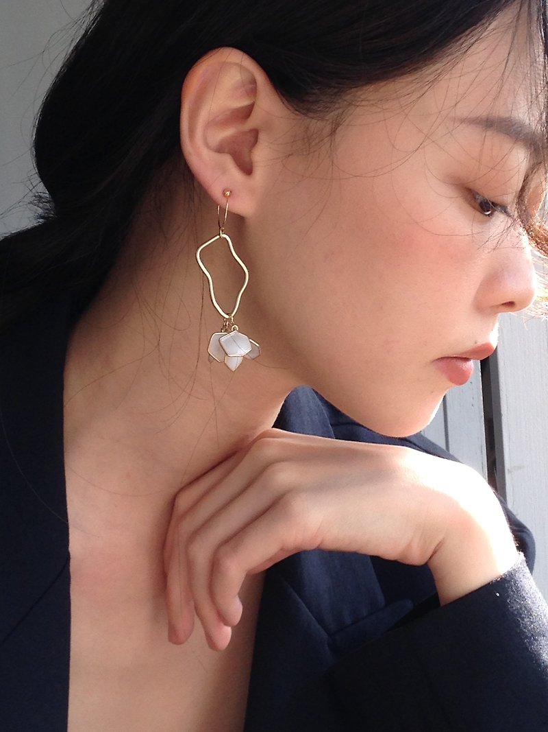 Painter Bouquet Earrings/ Clip-On Resin Jewelry Cute Office Worker Earrings Carton Pack - Earrings & Clip-ons - Resin White