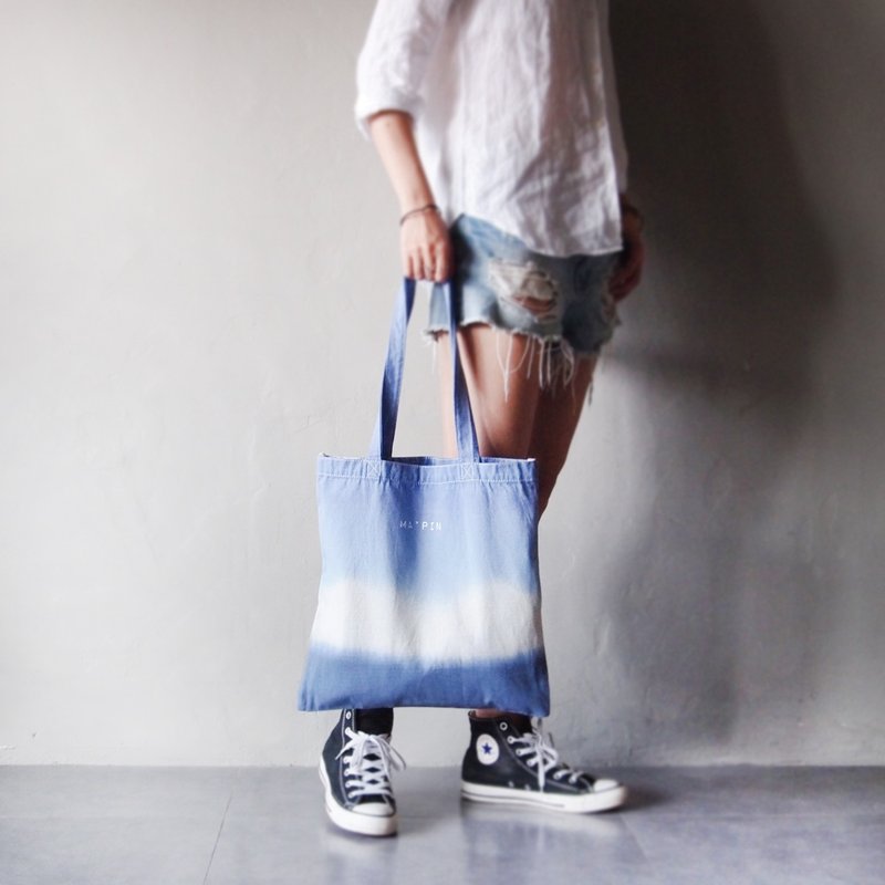 Ma'pin Dyed Green Blue Dyed / Short Belt Cotton Canvas Hand Dyed Tote Bag - กระเป๋าแมสเซนเจอร์ - ผ้าฝ้าย/ผ้าลินิน สีน้ำเงิน