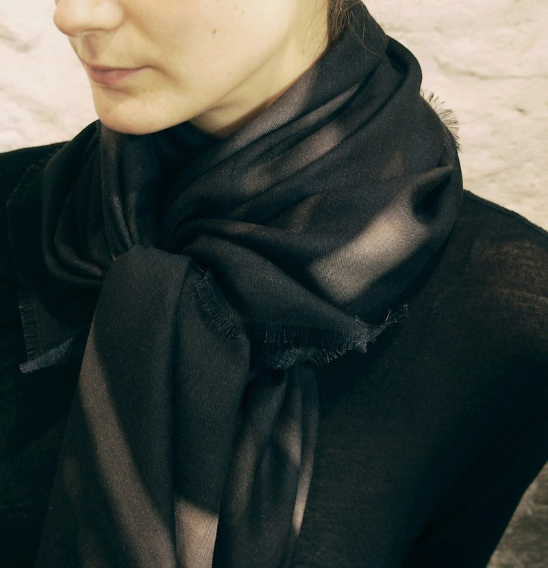 "Blindspot Mono" blind spot neutral Silky blended Italian handmade big square - Scarves - Silk Black