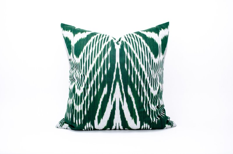 Green ikat pillow cover Uzbekistan Traditional Handwoven ikat for home interior - หมอน - ผ้าฝ้าย/ผ้าลินิน 