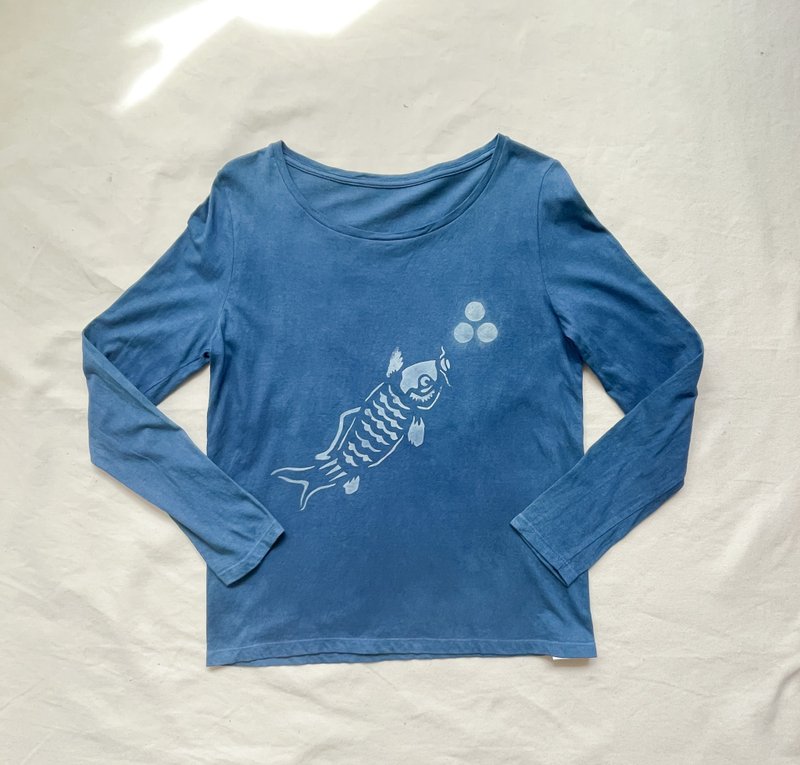 Made in Japan, hand-dyed Koi Long Sleeve Crew TEE, Indigo dyed - เสื้อฮู้ด - ผ้าฝ้าย/ผ้าลินิน สีน้ำเงิน