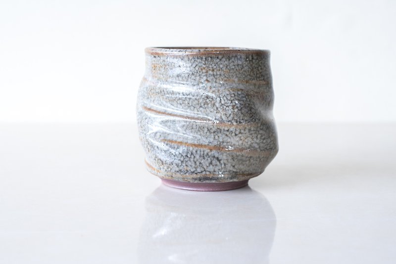 Twisted teacup / broken by hand, glazed hand-made pottery - ถ้วย - ดินเผา สีเทา