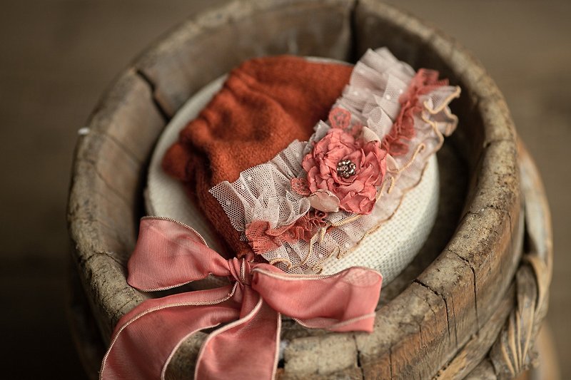 Red bonnet with lace for newborn girls:the perfect outfit for a little girl - 嬰兒手鍊/飾品 - 其他材質 紅色