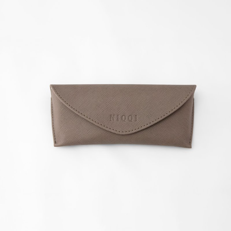 NIQQI Mocha Color Eco-Friendly Leather Eyeglass Case - อื่นๆ - หนังเทียม สีกากี