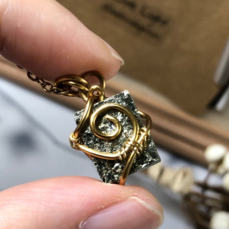 黃鐵礦原礦項鍊 藝術銅線手工纏繞 不鏽鋼鍊 - 項鍊 - 其他金屬 金色