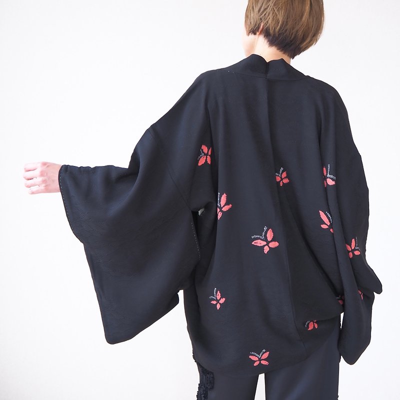 【日本製】 Soft silk black Haori, fashion Japan, auspicious pattern - Women's Casual & Functional Jackets - Silk Black
