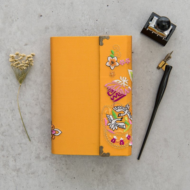 [Christmas gift] [gift wrapping] A6 size embroidered diary gold traditional Korean pattern - สมุดบันทึก/สมุดปฏิทิน - ผ้าไหม สีส้ม