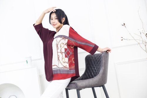 Meya 編縫編織 格子金屬圖騰半領微開襟七分袖上衣 棗紅色