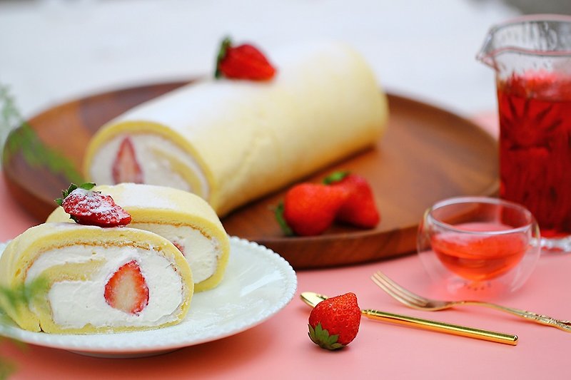 strawberry cake roll / 2 into - Cake & Desserts - Fresh Ingredients Pink