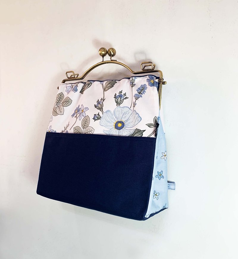blue flowers clasp frame bag/with chain/ cosmetic bag - กระเป๋าเป้สะพายหลัง - ผ้าฝ้าย/ผ้าลินิน สีน้ำเงิน
