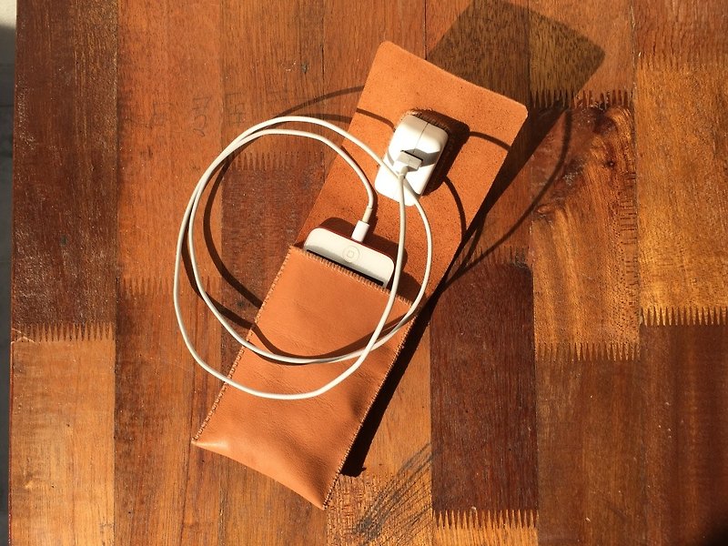 Charging Pouch for iPhone user - เครื่องหนัง - หนังแท้ สีนำ้ตาล