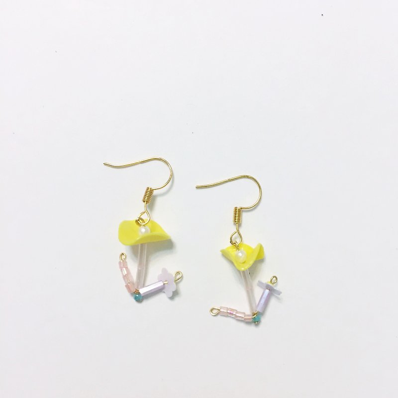 Curly yellow clip / pin earrings - ต่างหู - วัสดุอื่นๆ 