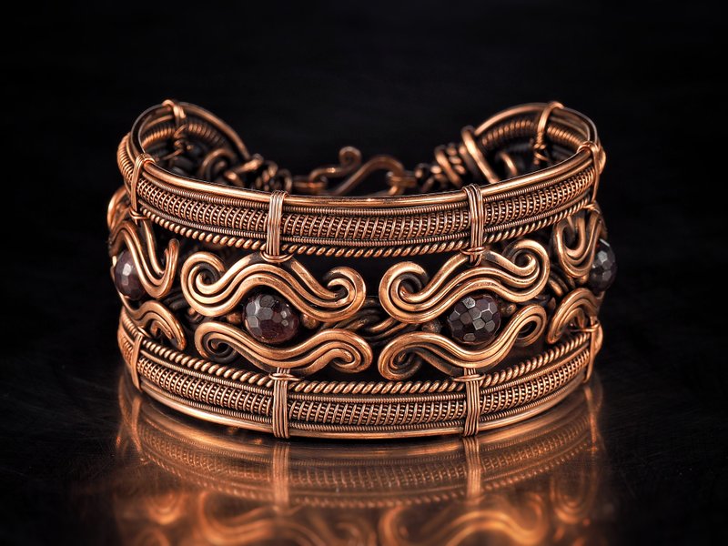 Copper wire wrapped garnet bracelet Unique bangle 7th Wedding Anniversary - สร้อยข้อมือ - เครื่องเพชรพลอย สีแดง