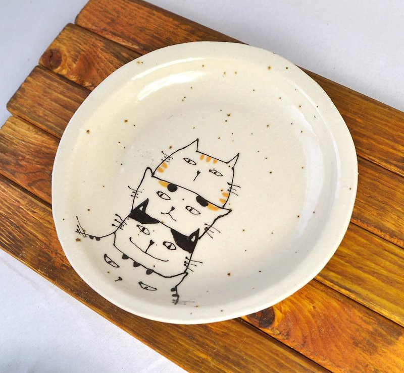 Plate designed 4 kinds of cats - เซรามิก - ดินเผา ขาว