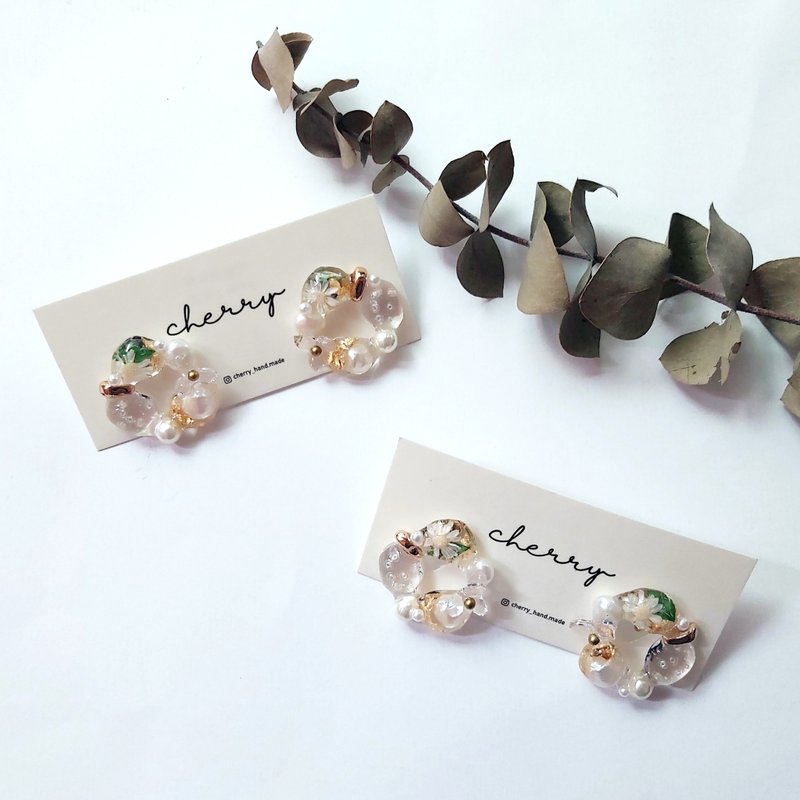 Flower dance l handmade earrings dried flowers Japanese resin 14k gold-coated medical steel ear needles/ Clip-On - ต่างหู - เรซิน สีใส