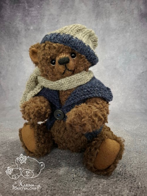 服を着たぬいぐるみのクマ。帽子をかぶったブラウンのクマ。誕生日