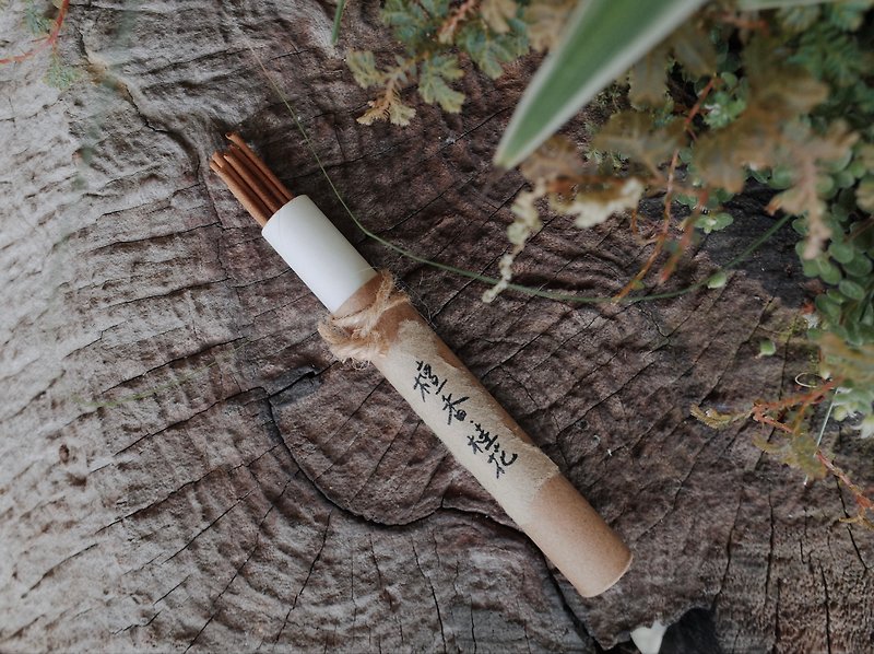 Handmade Natural Incense Sticks-Sandalwood and Osmanthus fragrans 12pcs - น้ำหอม - วัสดุอื่นๆ สีกากี