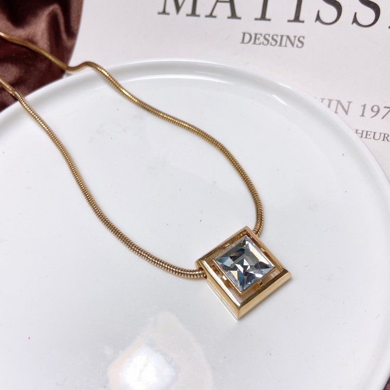 [Western Antique Jewelry] Textured Square Diamond Square Sparkling Cut Diamond Framed Rhine Diamond Necklace - สร้อยคอ - เครื่องประดับ สีทอง