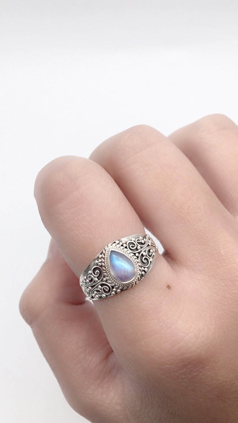 月光石925純銀雅緻銀雕戒指 尼泊爾手工鑲嵌製作-水滴月光石 - 戒指 - 寶石 藍色