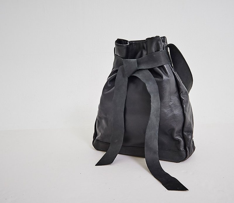 Broadband Tie Tote Shoulder Bag Black - กระเป๋าแมสเซนเจอร์ - หนังแท้ สีดำ