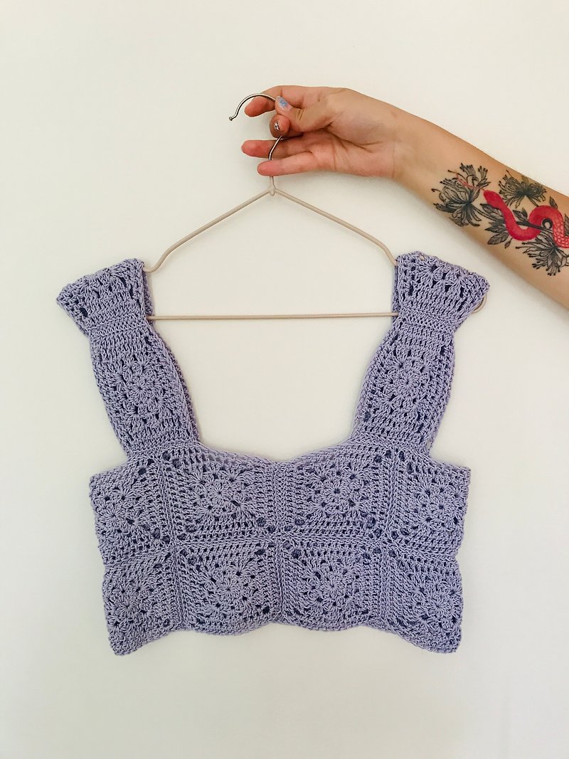 Crocheted 100% cotton crop top in granny square technique - 女上衣/長袖上衣 - 棉．麻 紫色