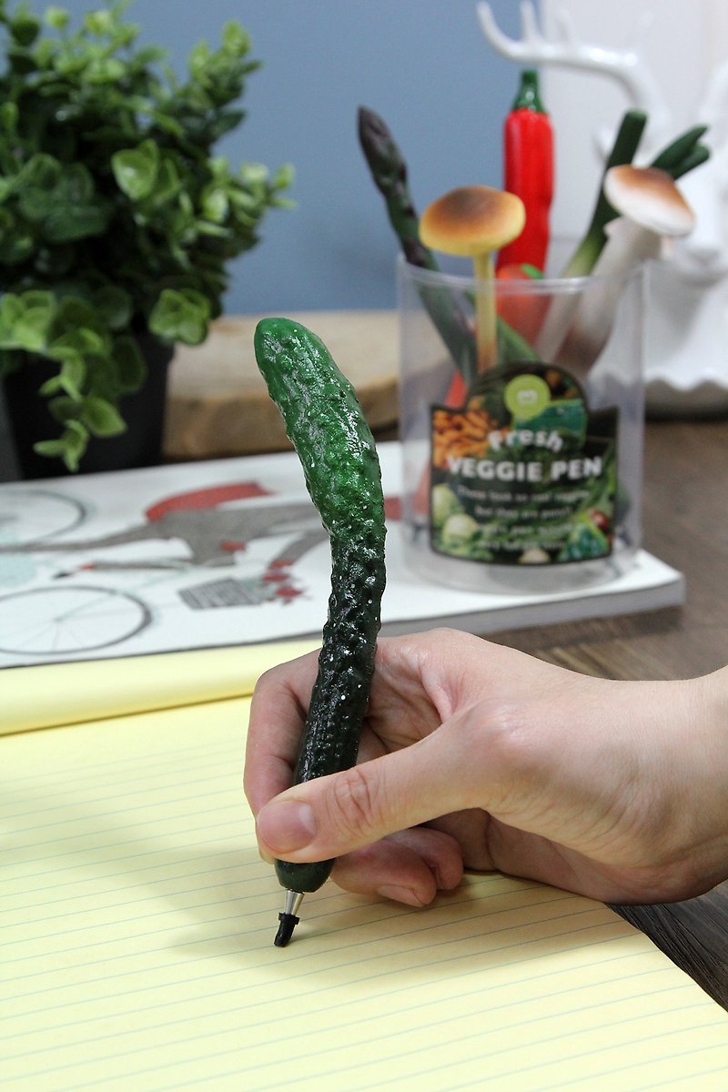 Japan Magnets super fun stationery realistic vegetable shape black ball pen (cucumber)-in stock - ปากกา - พลาสติก สีเขียว