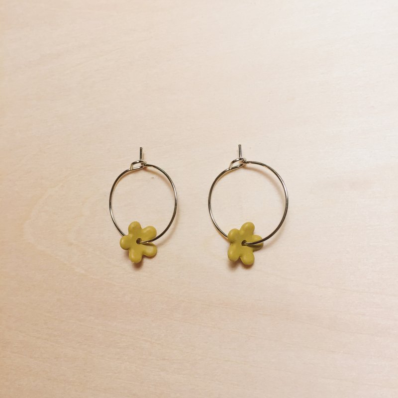 Vintage mini turmeric flower earrings - ต่างหู - เรซิน สีเหลือง