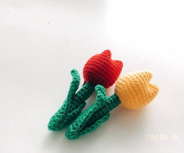 Tulips - handmade crochet pins • ornaments • photo props. graduation gift -  Shop Chuan Yuan Art Studio Brooches - Pinkoi