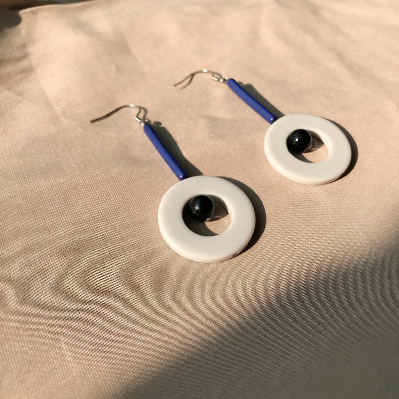 Childlike Black Agate Grey Circle Bead Earrings - ต่างหู - พลาสติก สีน้ำเงิน
