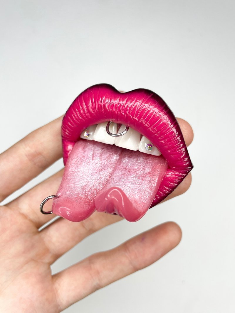 Phone grip. Pink lips with black gradient and split tongue. - 其他 - 黏土 