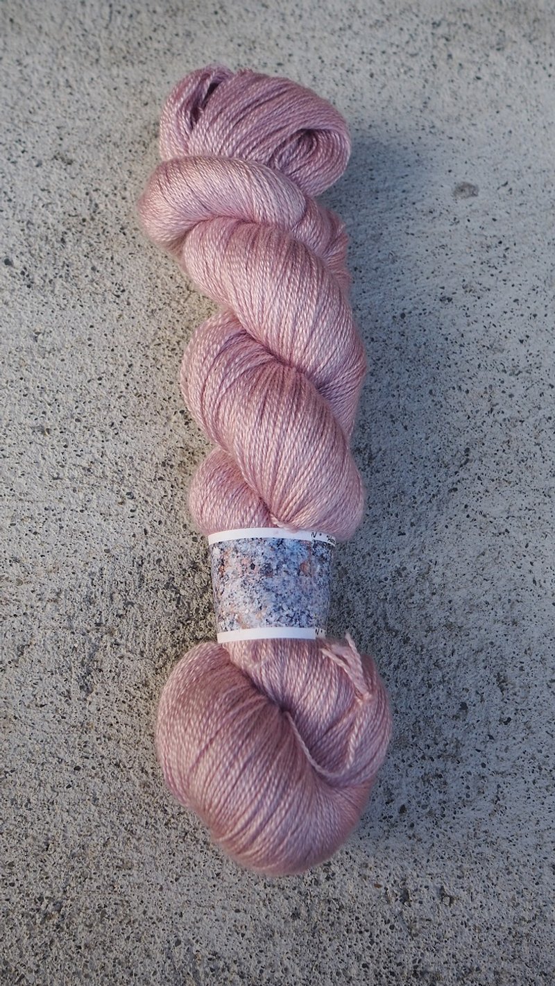 手染蕾絲線。素霧粉 (55 BFL/45 Silk) - 編織/刺繡/羊毛氈/縫紉 - 絲．絹 