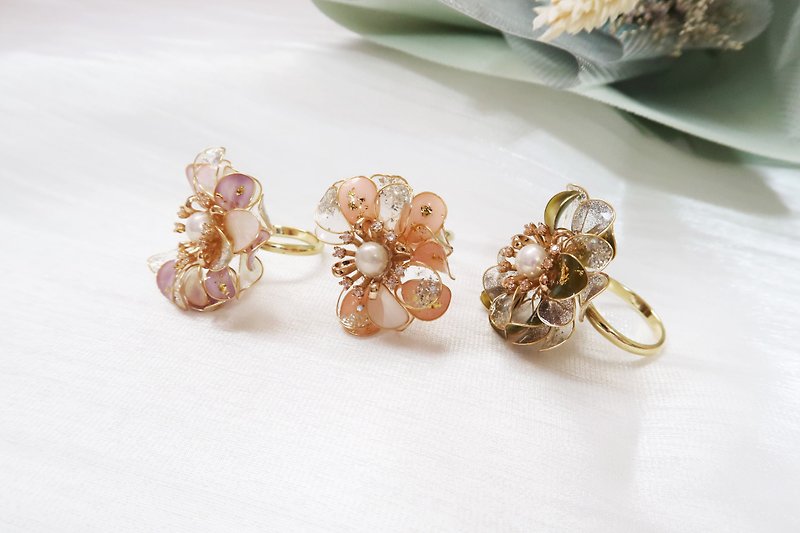 Pearl Gold Foil Scalloped Floral Resin Adjustable Ring - General Rings - Resin Green