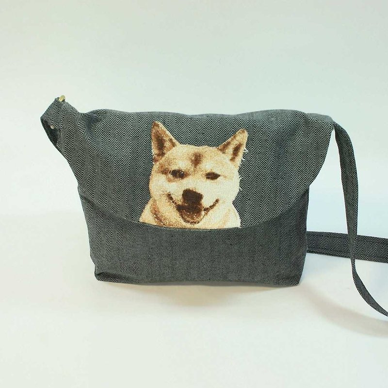 Embroidery 25cm Cikou oblique backpack 02-- Shiba Inu - กระเป๋าแมสเซนเจอร์ - ผ้าฝ้าย/ผ้าลินิน สีดำ