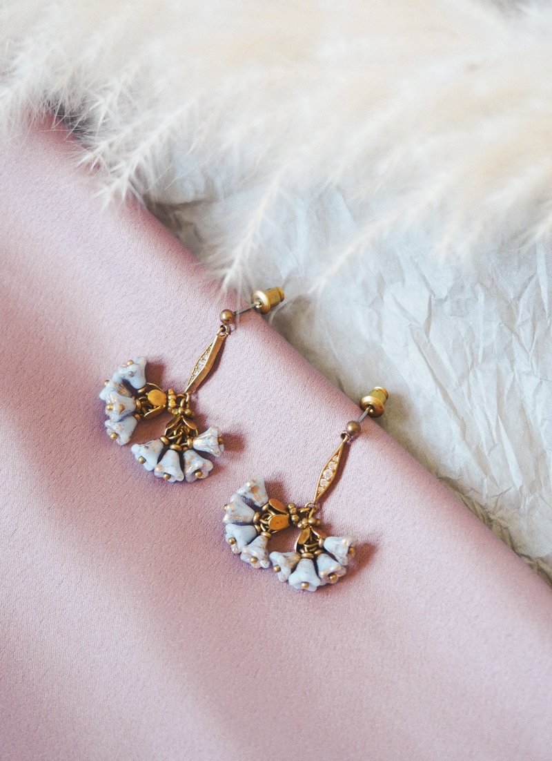 [Limited edition] Sprinkle gold Czech glass flower earrings pink blue - ต่างหู - ทองแดงทองเหลือง สีน้ำเงิน